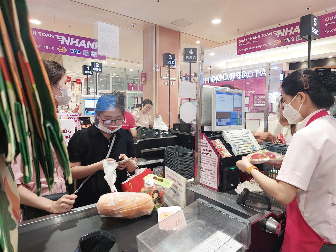 Chính sách giảm thuế, phí được kỳ vọng sẽ hỗ trợ người dân, kích cầu tiêu dùng. Chính sách giảm thuế, phí được kỳ vọng sẽ hỗ trợ người dân, kích cầu tiêu dùng.