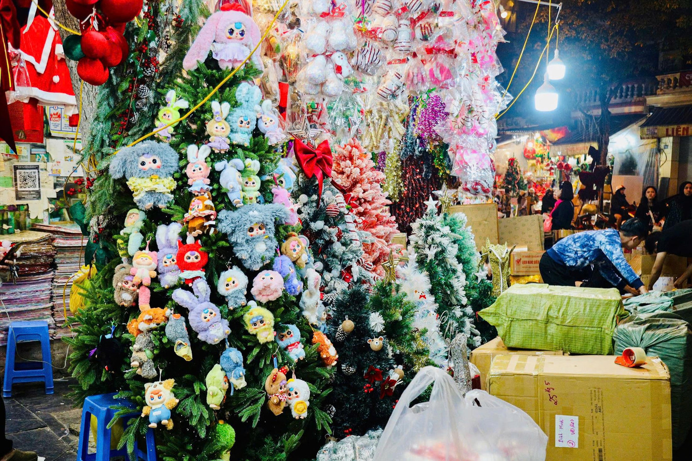 Cây thông túi mùi đang rất thu hút giới trẻ tại phố Hàng Mã. Ảnh: TRỌNG TÀI