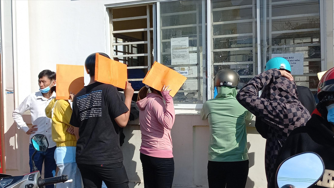 Công nhân đi xin việc trong khu công nghiệp Đại Đăng, Bình Dương Ảnh: H.C Công nhân đi xin việc trong khu công nghiệp Đại Đăng, Bình Dương Ảnh: H.C