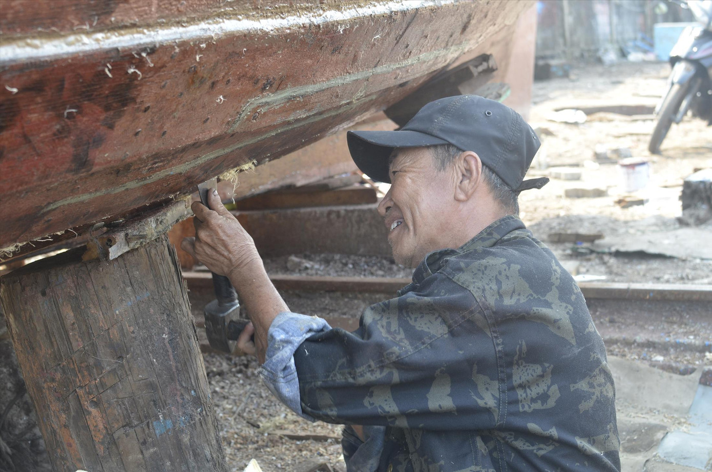 Cựu chiến binh Nguyễn Văn Tài miệt mài với công việc. Ảnh: Minh Hiền Cựu chiến binh Nguyễn Văn Tài miệt mài với công việc. Ảnh: Minh Hiền