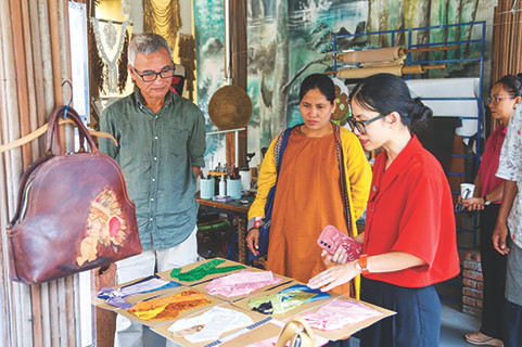 Chị Trương Nguyễn Hoài An (bìa phải) giới thiệu dự án Hồi Cổ Việt Phục trong không gian sáng tạo Xóm thủ công Hội An. Ảnh: Giang Thanh Chị Trương Nguyễn Hoài An (bìa phải) giới thiệu dự án Hồi Cổ Việt Phục trong không gian sáng tạo Xóm thủ công Hội An. Ảnh: Giang Thanh