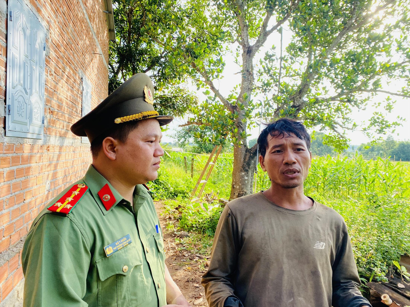 Đại úy Niê Chíu trò chuyện với Nay Y Mông