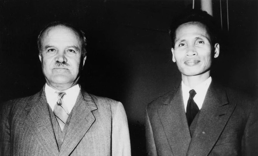 Ngày 8/5/1954, tin về kết quả Chiến dịch Điện Biên Phủ được truyền đến Geneve. Sáng sớm 8/5/1954, vấn đề Đông Dương chính thức được đưa lên bàn đàm phán. Trong ảnh: Bộ trưởng Ngoại giao Liên Xô Vyacheslav Molotov (trái) và Phó Thủ tướng Phạm Văn Đồng tại phiên khai mạc Hội nghị Geneve về Đông Dương, ngày 8/5/1954. Ảnh: Tư liệu TTXVN Ngày 8/5/1954, tin về kết quả Chiến dịch Điện Biên Phủ được truyền đến Geneve. Sáng sớm 8/5/1954, vấn đề Đông Dương chính thức được đưa lên bàn đàm phán. Trong ảnh: Bộ trưởng Ngoại giao Liên Xô Vyacheslav Molotov (trái) và Phó Thủ tướng Phạm Văn Đồng tại phiên khai mạc Hội nghị Geneve về Đông Dương, ngày 8/5/1954. Ảnh: Tư liệu TTXVN