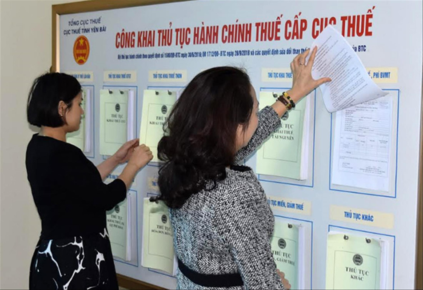 Cơ quan thuế niêm yết danh sách khoanh nợ, xóa nợ thuế tại trụ sở Ảnh: Cục Thuế Yên Bái Cơ quan thuế niêm yết danh sách khoanh nợ, xóa nợ thuế tại trụ sở Ảnh: Cục Thuế Yên Bái