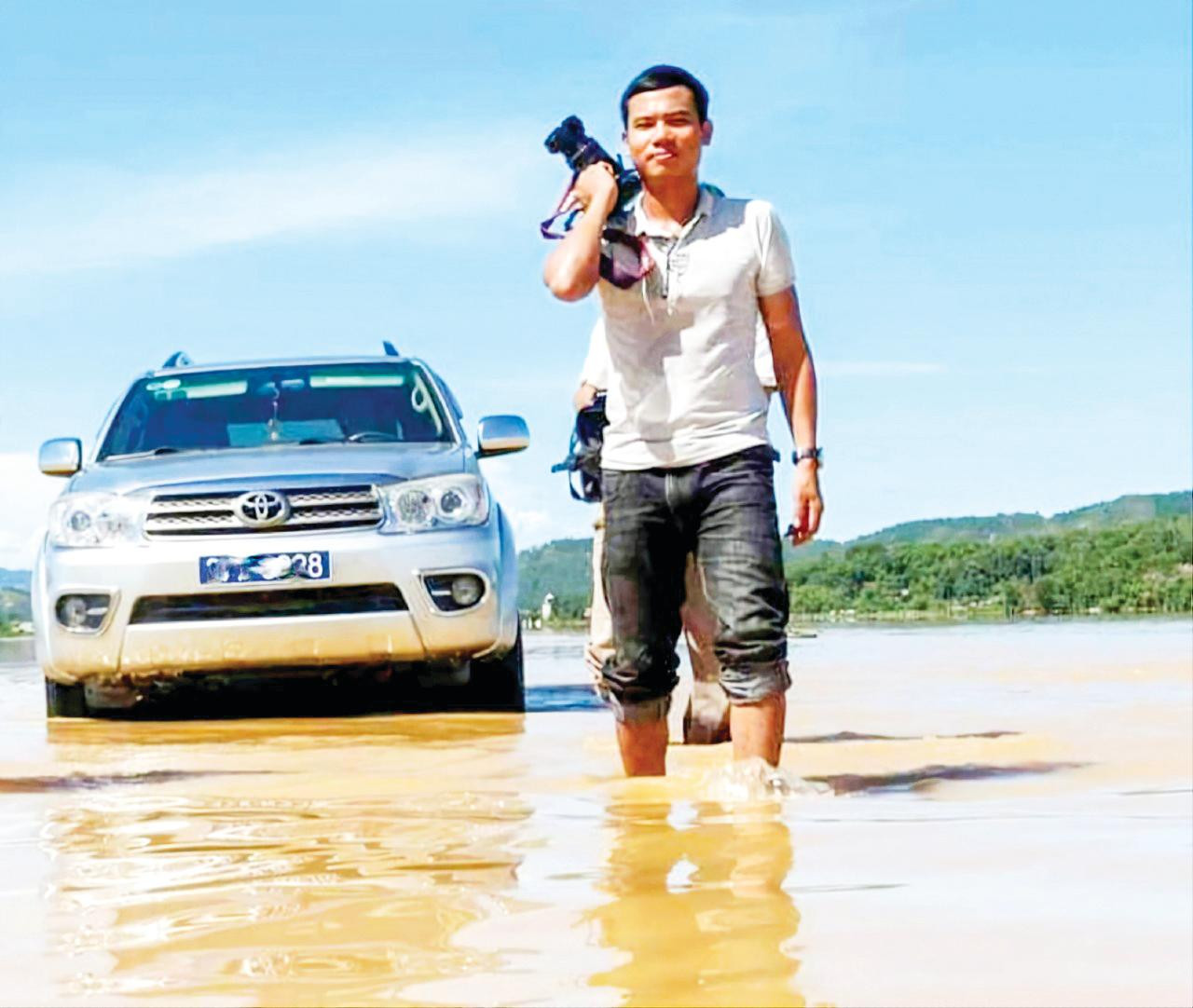 Hình ảnh phóng viên trong lần tác nghiệp lũ lụt ở miền Trung