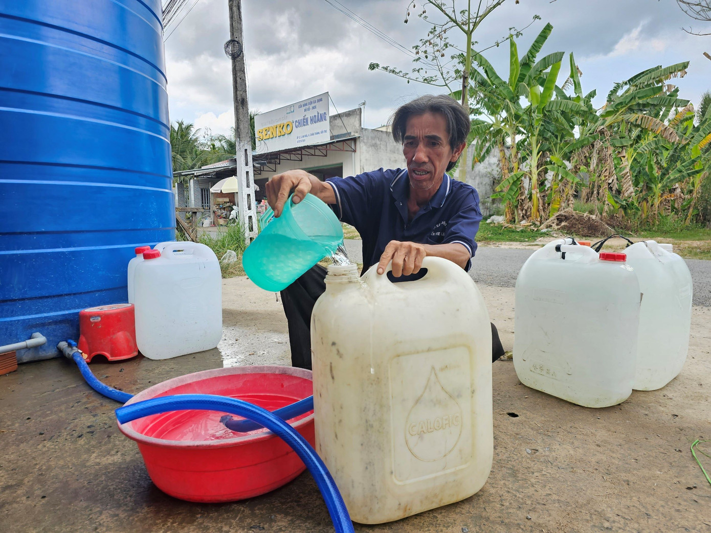 Người dân Bến Tre chở từng can nước về sinh hoạt Ảnh: Hòa Hội