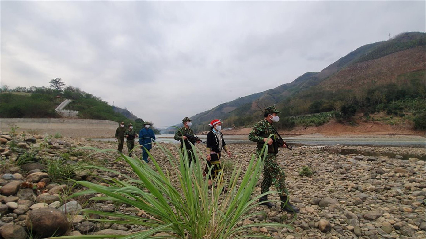 Bộ đội biên phòng và nhân dân tuần tra bên bờ sông Hồng - cũng là biên giới Việt - Trung