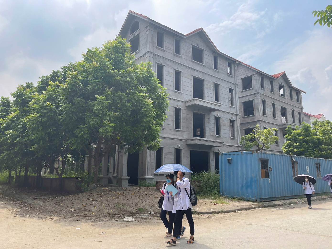 Nhiều nơi nhà vẫn bỏ hoang. Ảnh: Như Ý