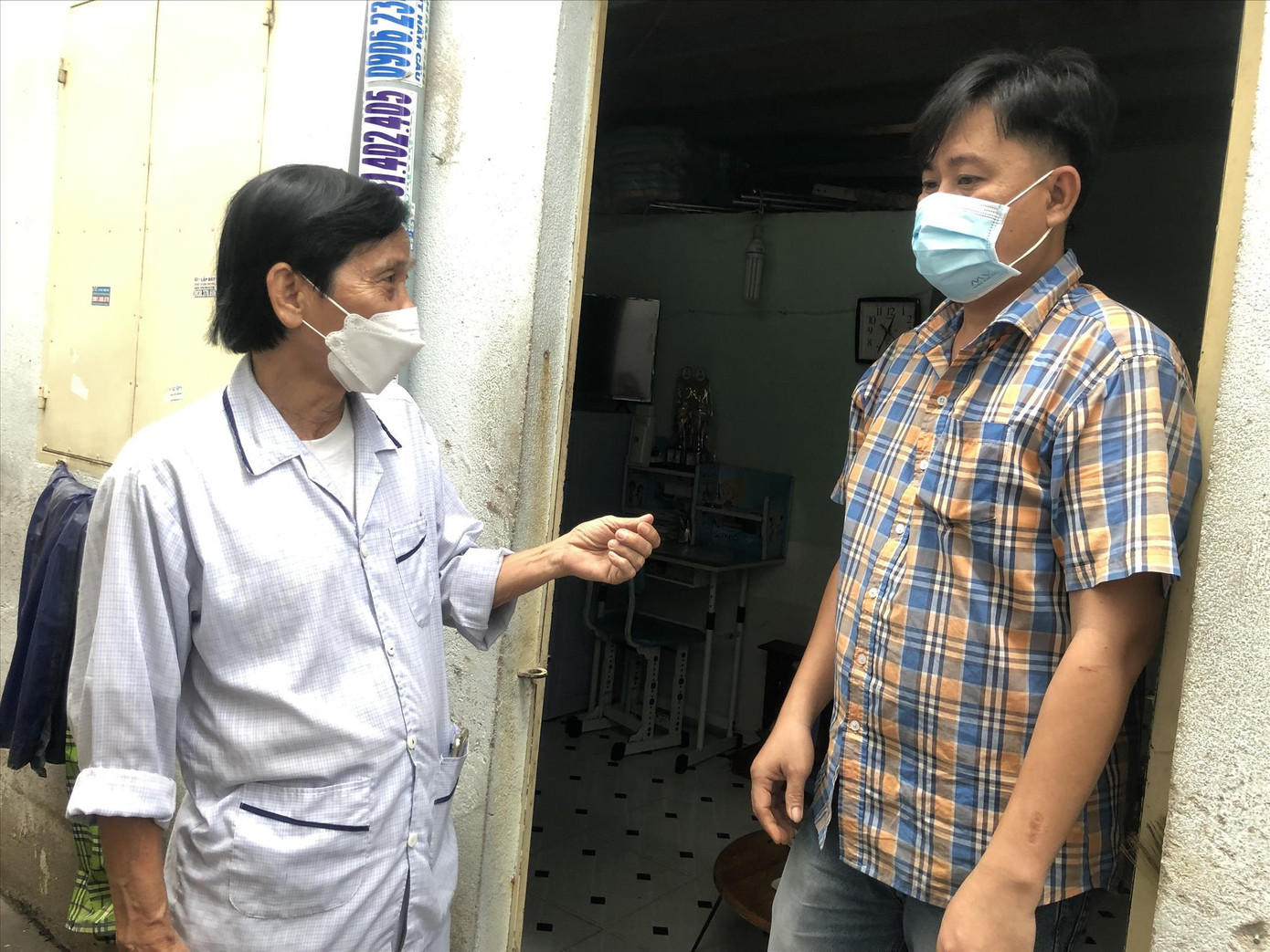 Ông Tư Giảng (trái) miễn giảm 4 tháng liền đối với người thuê trọ