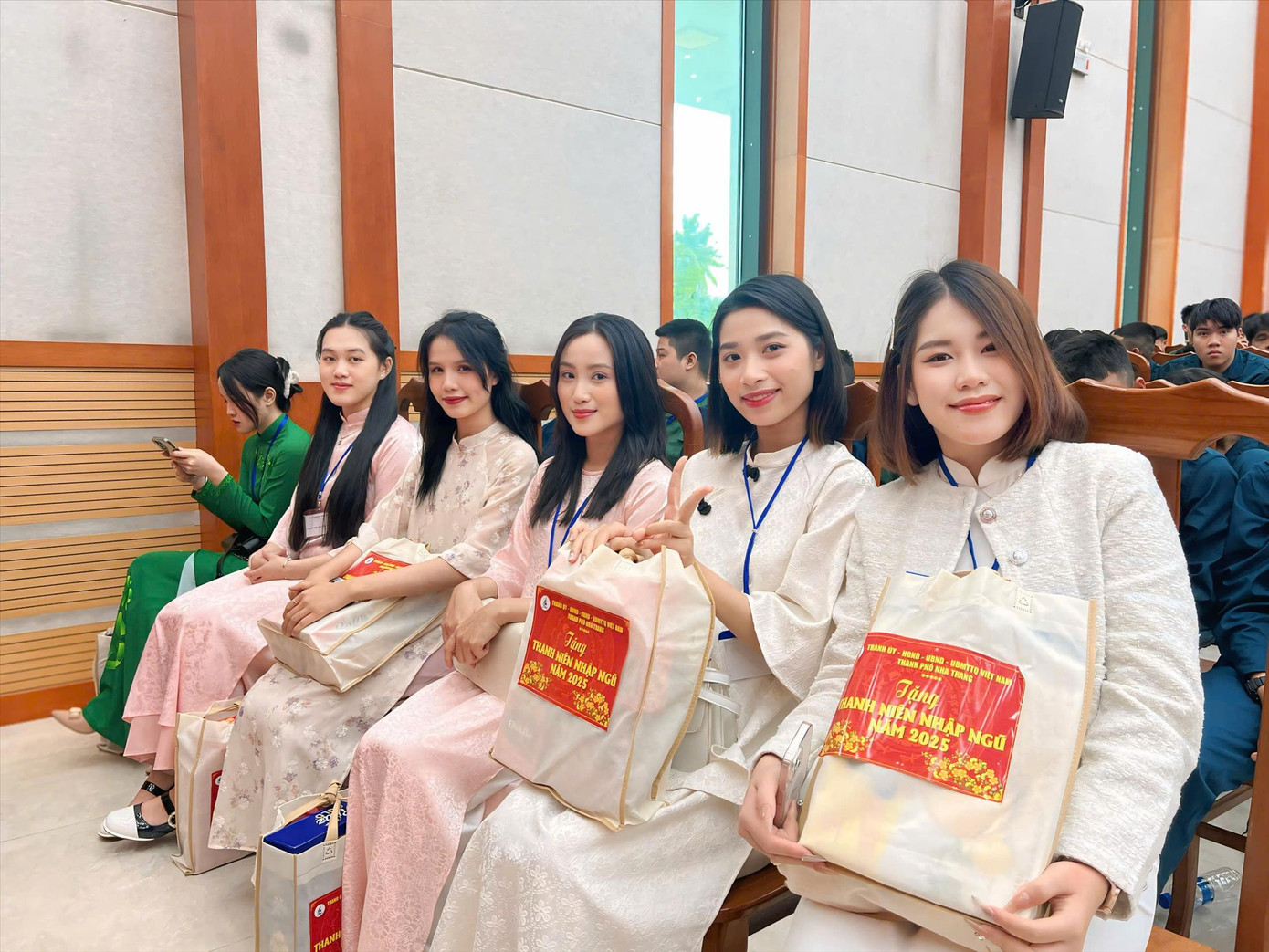 Trần Ngọc Hương Quỳnh (thứ 3 từ trái qua) tại buổi gặp mặt tiếp lửa truyền thống thanh niên TP Nha Trang lên đường nhập ngũ năm 2025