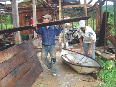 Người dân xã Đắk Plao tháo nhà cửa chạy lũ Thuỷ điện Đồng Nai 3 Ảnh: C.H Người dân xã Đắk Plao tháo nhà cửa chạy lũ Thuỷ điện Đồng Nai 3 Ảnh: C.H