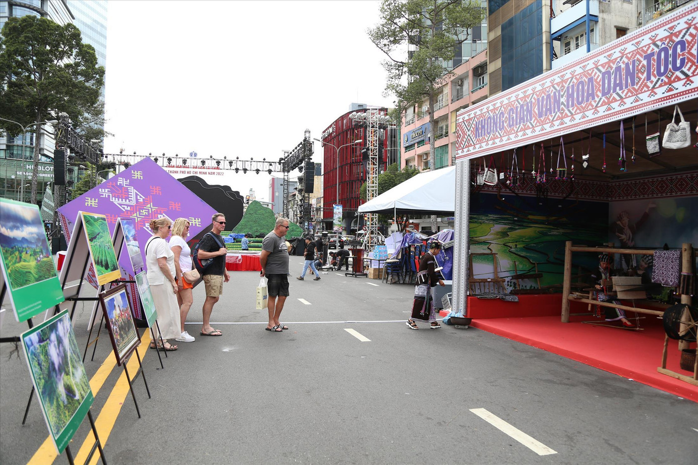 Du khách thích thú trước gian hàng dệt thổ cẩm trong khuôn khổ Tuần Văn hóa – Du lịch Lai Châu tại TPHCM. Ảnh: Ngô Tùng