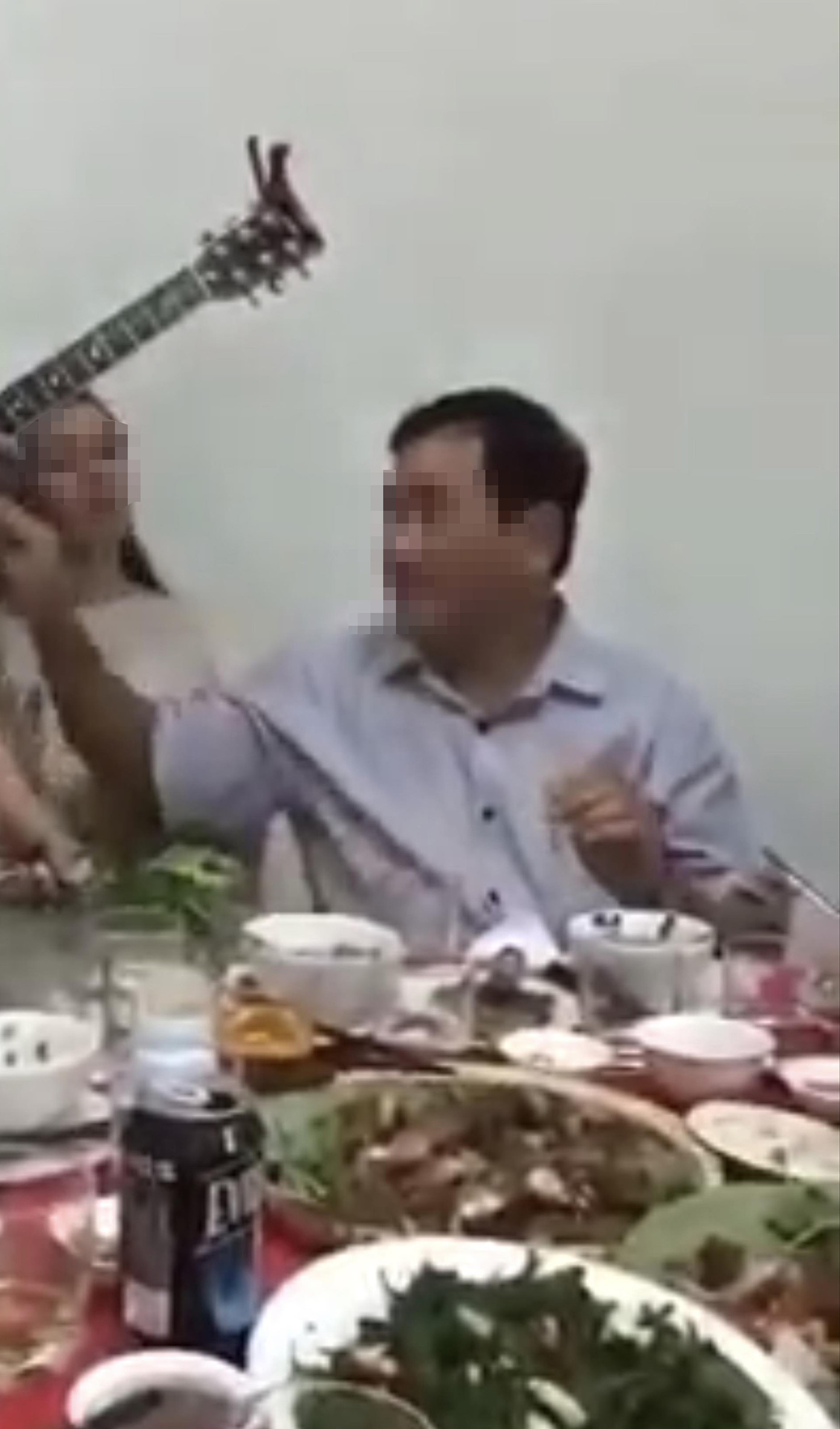 Người được cho là giống ông V trong bữa nhậu (ảnh cắt từ clip)