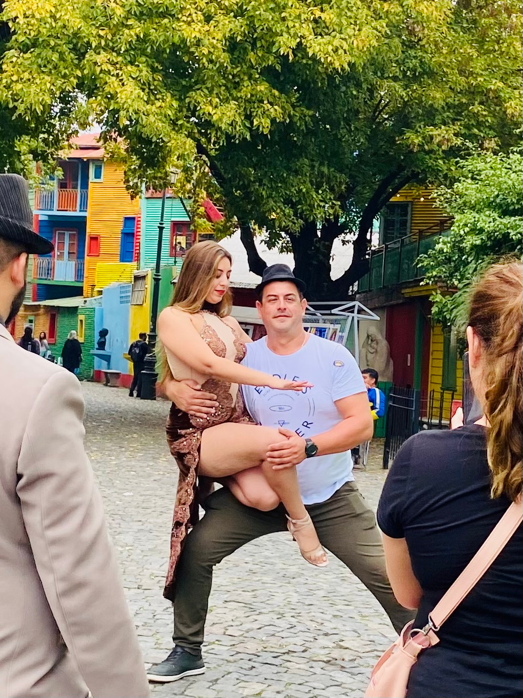 Một du khách thuê cô người mẫu tạo dáng cùng để chụp ảnh lưu niệm