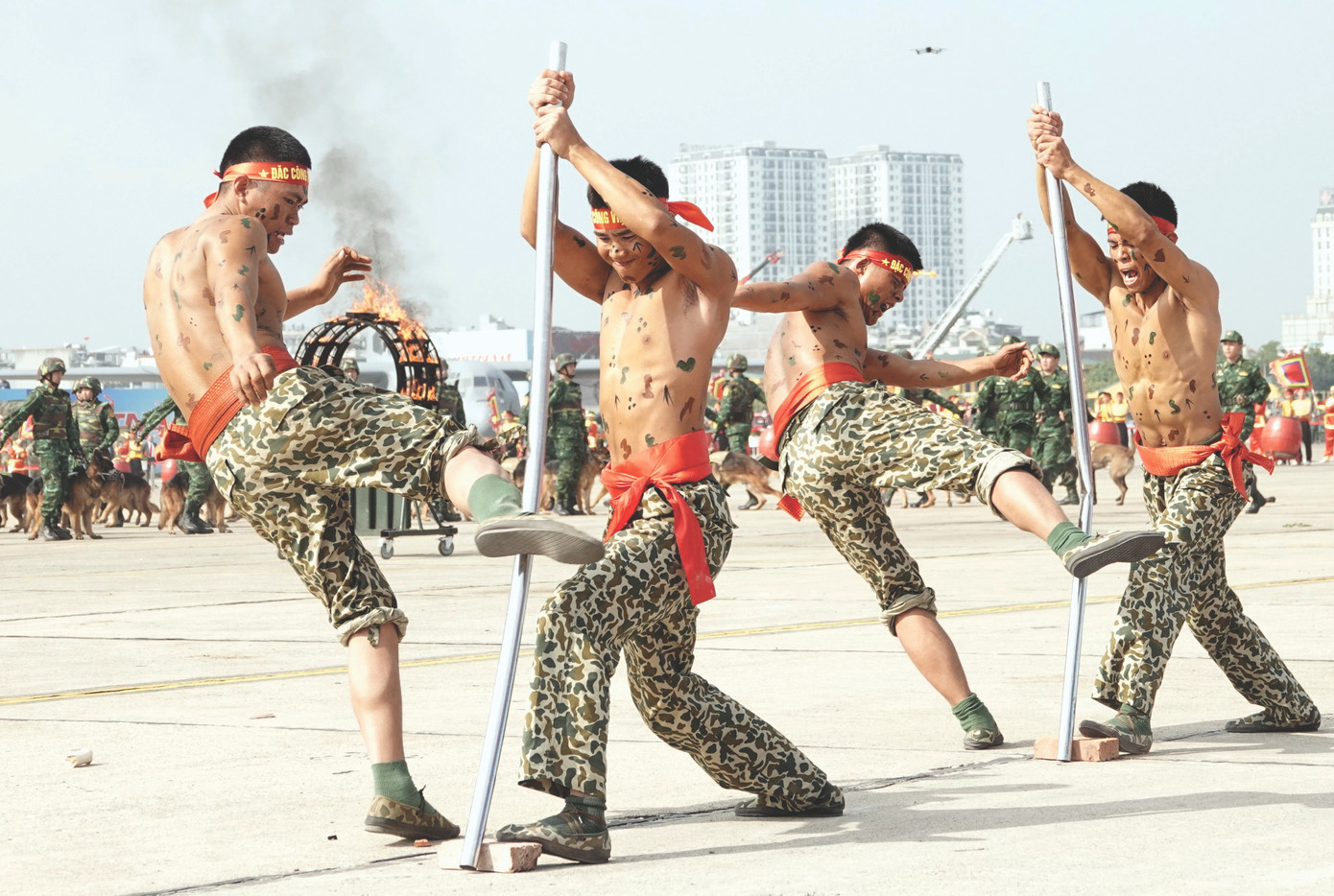 Dùng chân đá ống tuýp sắt làm bằng thép phi 48 và dày 1 ly.