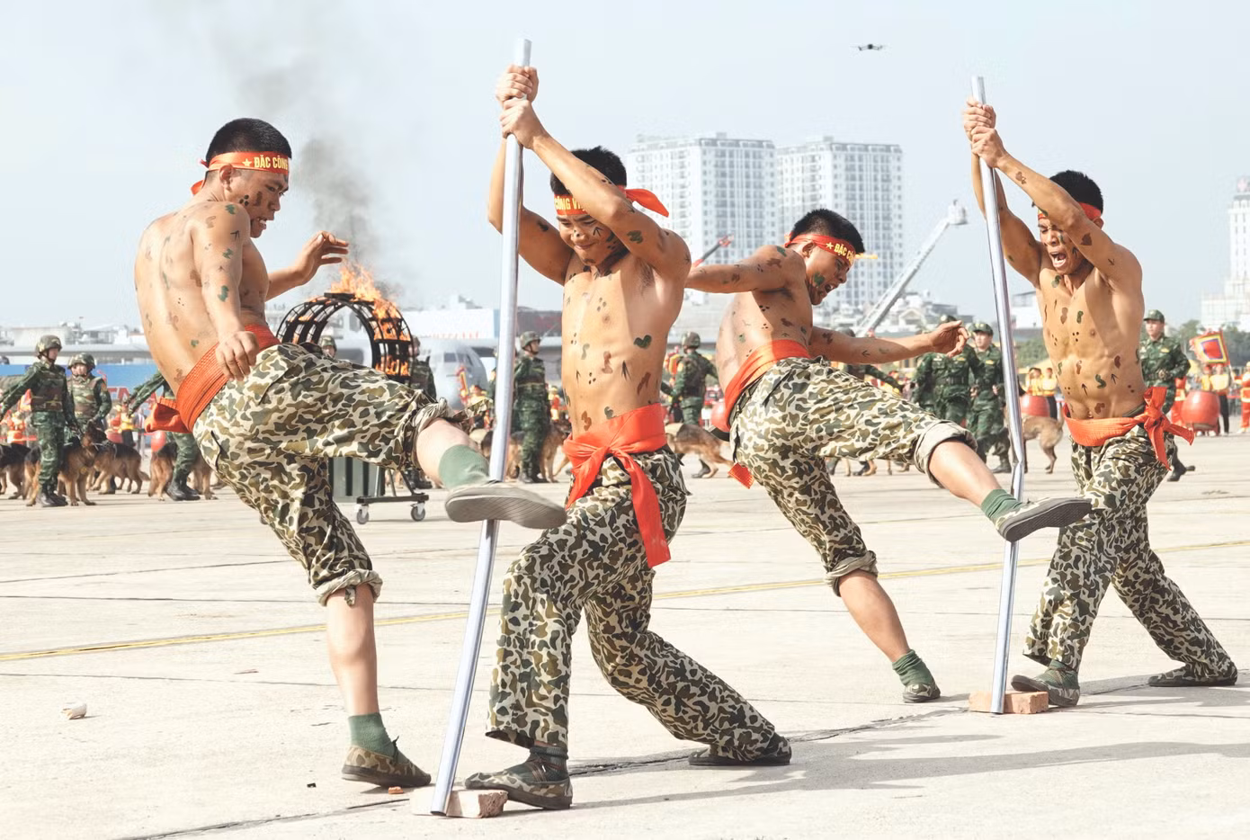 Dùng chân đá ống tuýp sắt làm bằng thép phi 48 và dày 1 ly.