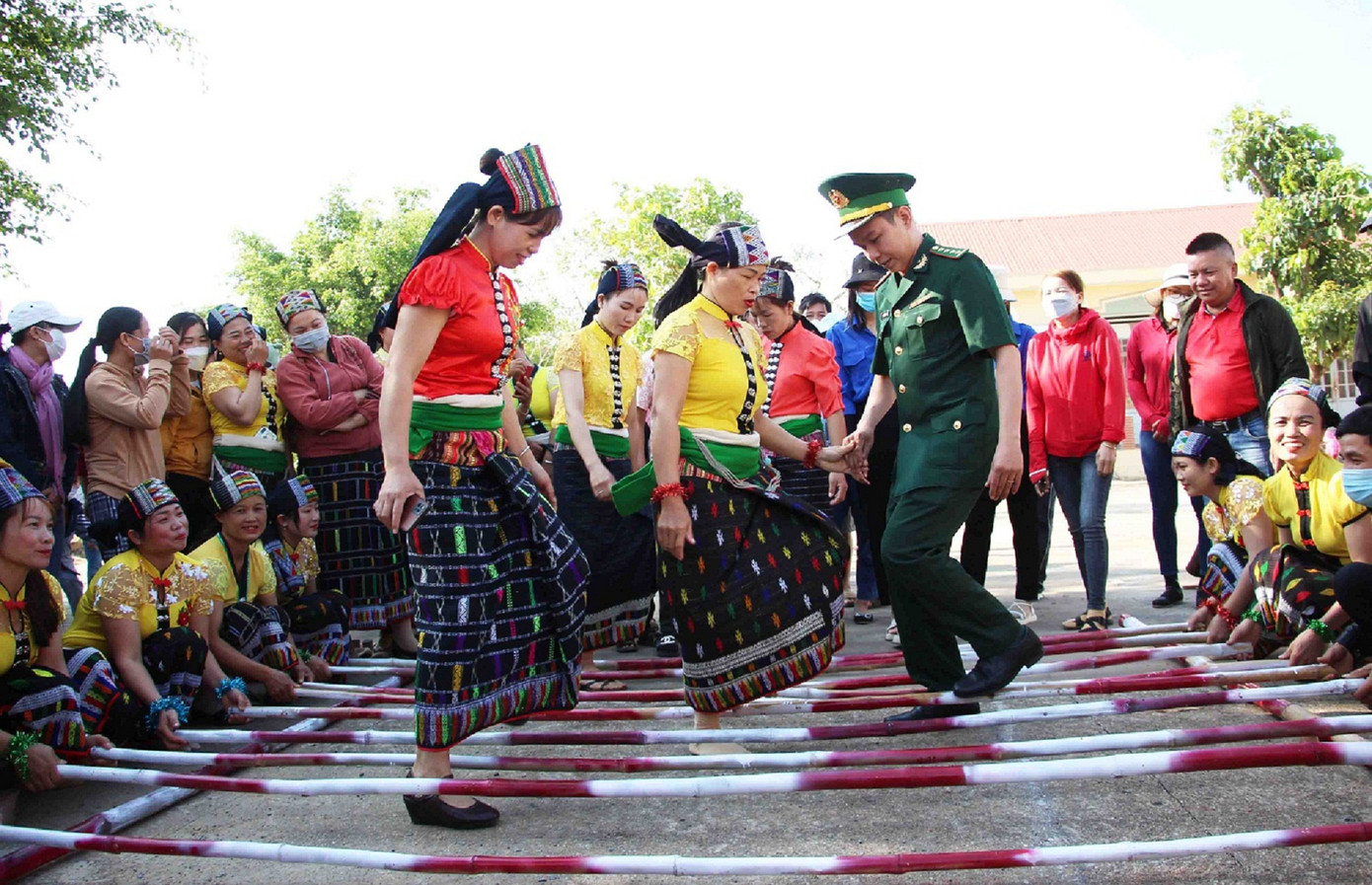 Người dân các huyện vùng biên giới giữ gìn và phát huy văn hóa truyền thống.