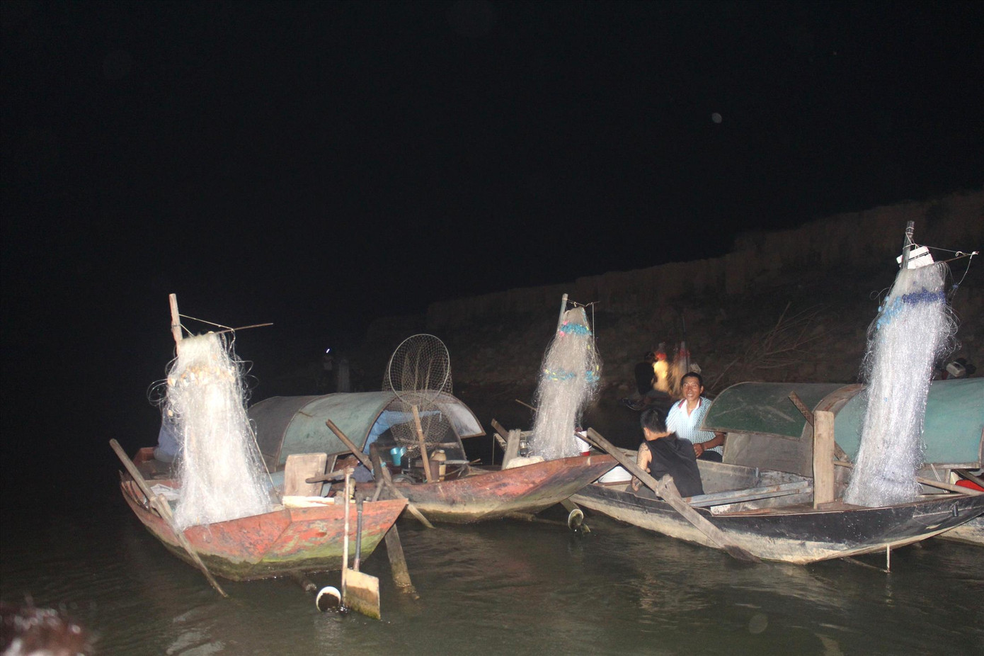 Nhiều người dân chờ trên thuyền đợi đến lượt buông lưới Nhiều người dân chờ trên thuyền đợi đến lượt buông lưới