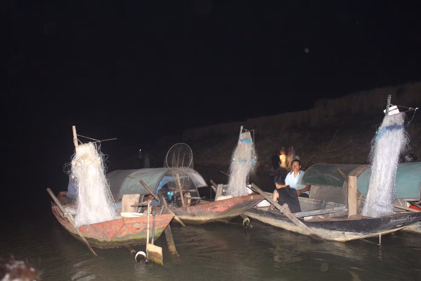 Nhiều người dân chờ trên thuyền đợi đến lượt buông lưới
