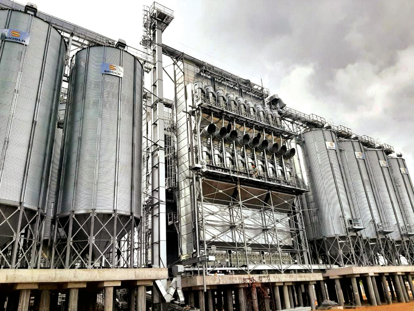 Nhà máy gạo Hạnh Phúc (đang trong quá trình xây dựng) được đầu tư với quy mô 191.000m2 và tổng số vốn hơn 65 triệu USD