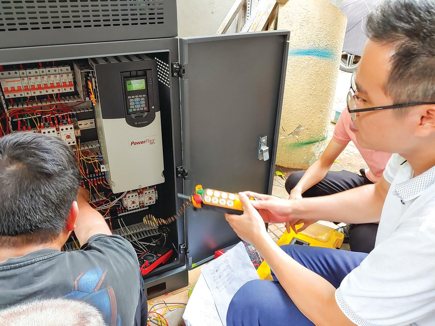 Kỹ sư Tập đoàn Quang Trung đang nghiên cứu, vận hành thiết bị cứu hộ nhà chung cư Ảnh: Đ.H