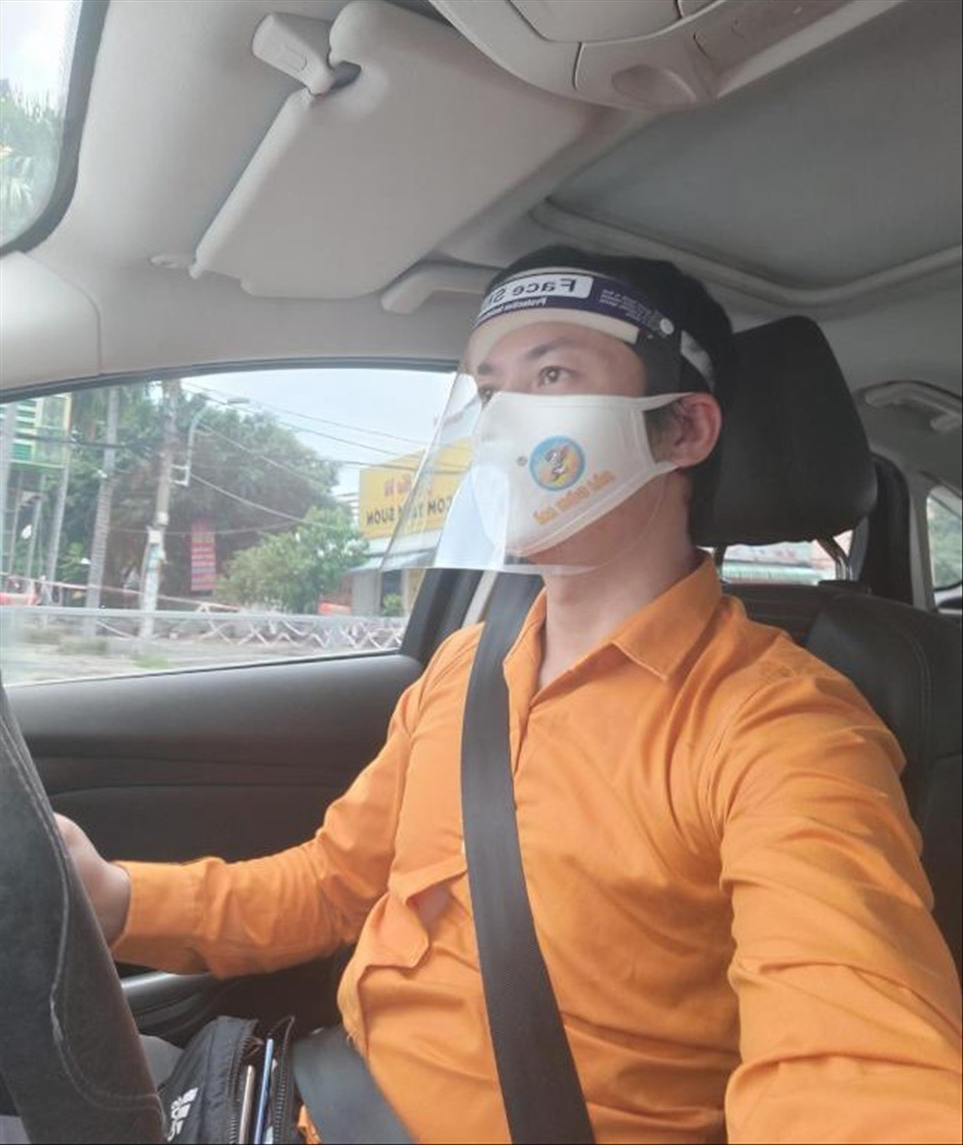 Anh Quán Quang Diệu trên hành trình tiếp tế bà con. Ảnh: NVCC Anh Quán Quang Diệu trên hành trình tiếp tế bà con. Ảnh: NVCC