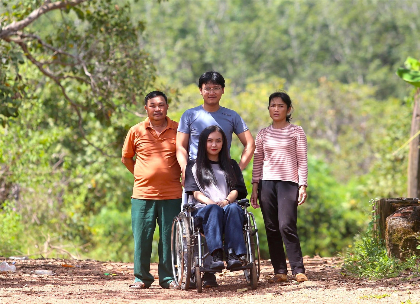 Nhân chụp ảnh với gia đình nhà vợ Nhân chụp ảnh với gia đình nhà vợ