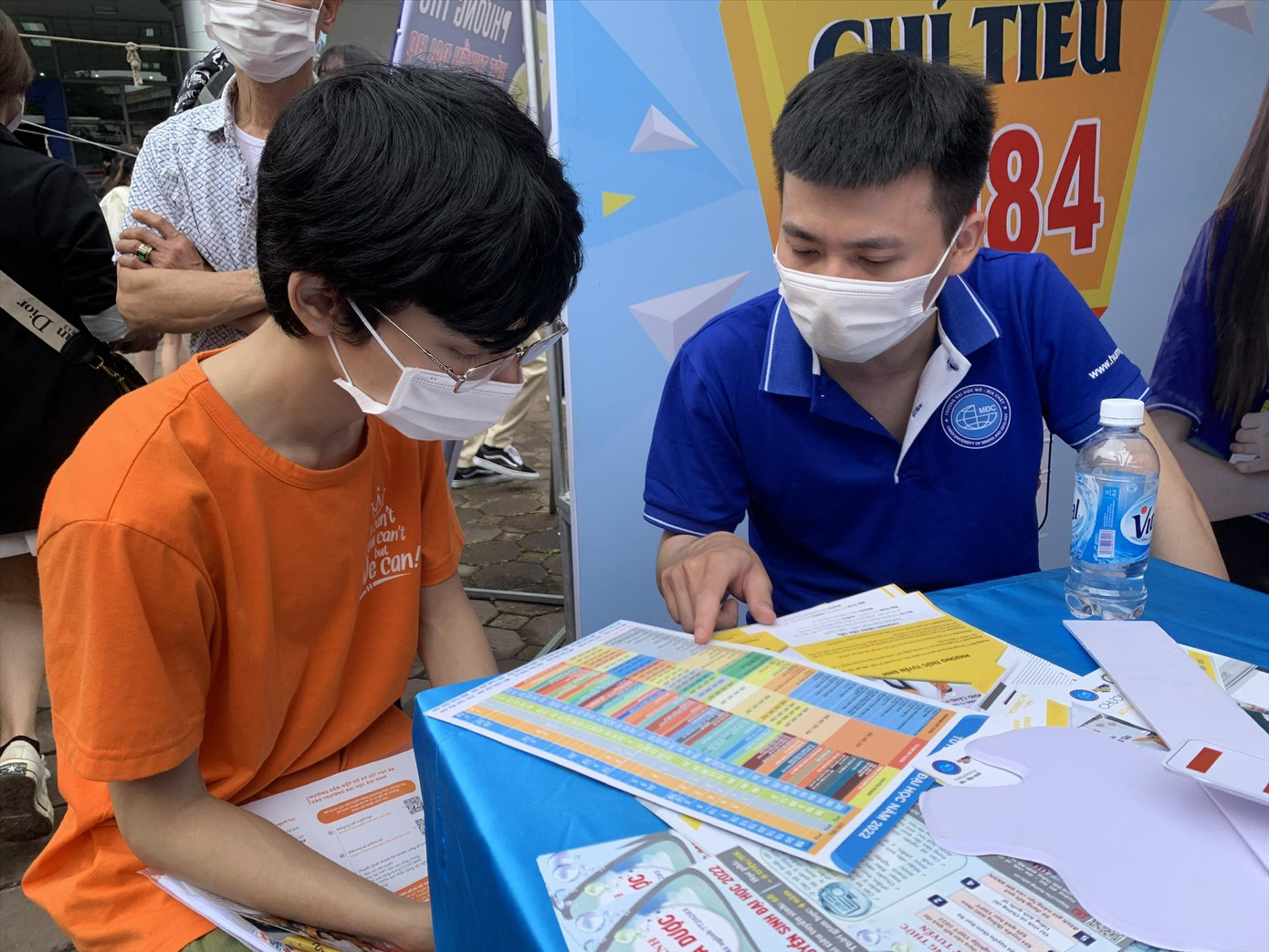 Thí sinh tham gia ngày hội tư vấn tuyển sinh năm 2022 tại Hà Nội Ảnh: Nghiêm Huê Thí sinh tham gia ngày hội tư vấn tuyển sinh năm 2022 tại Hà Nội Ảnh: Nghiêm Huê