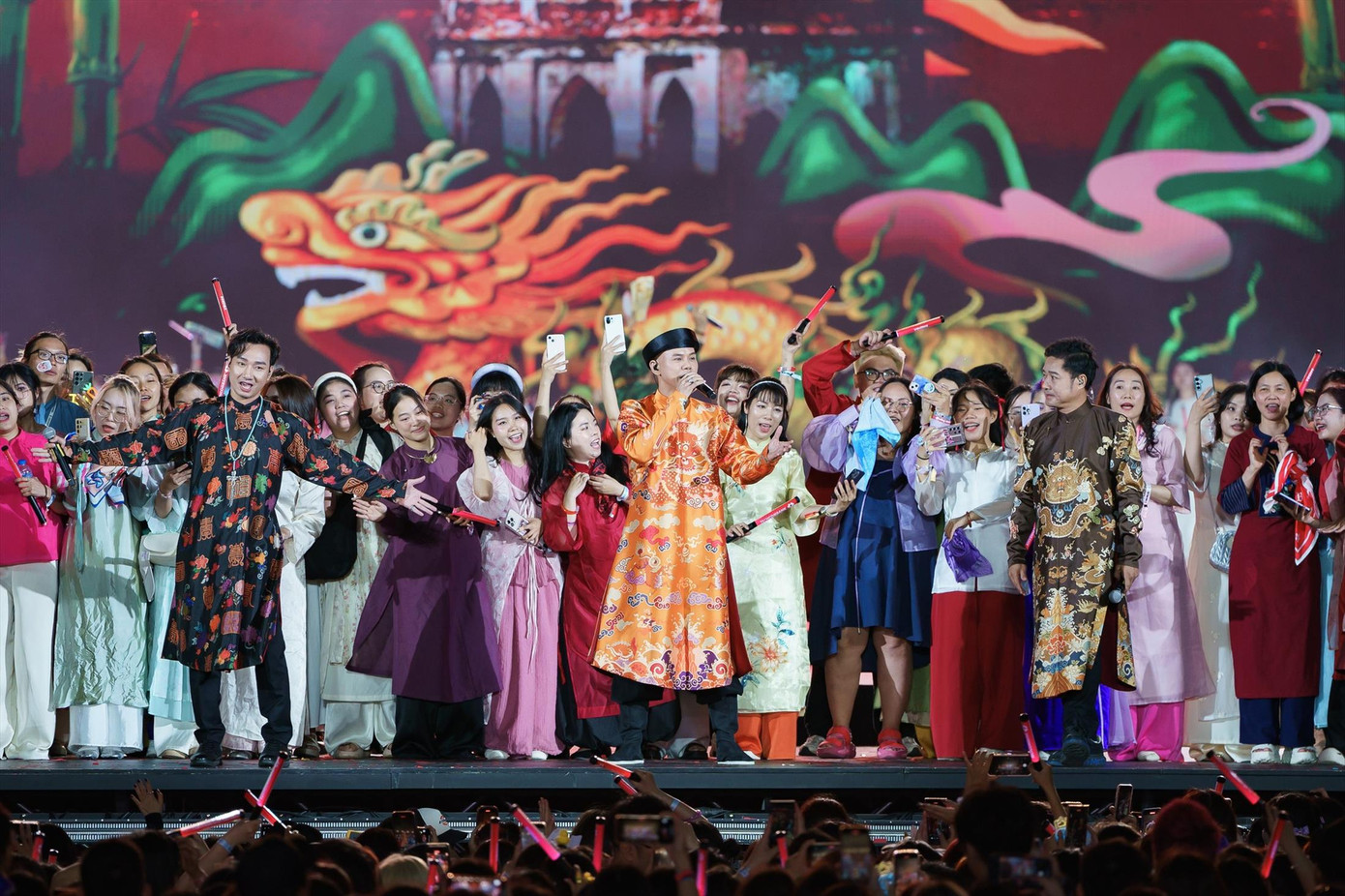 Gai con diện trang phục truyền thống làm nên kỷ lục và hình ảnh đẹp Gai con diện trang phục truyền thống làm nên kỷ lục và hình ảnh đẹp