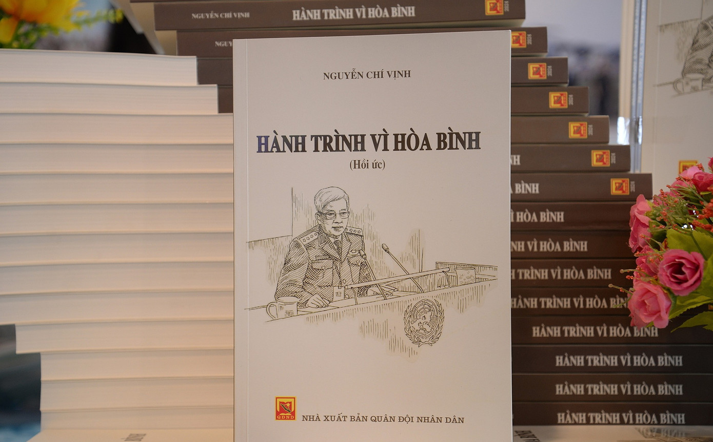 Cuốn sách của Thượng tướng Nguyễn Chí Vịnh. Cuốn sách của Thượng tướng Nguyễn Chí Vịnh.