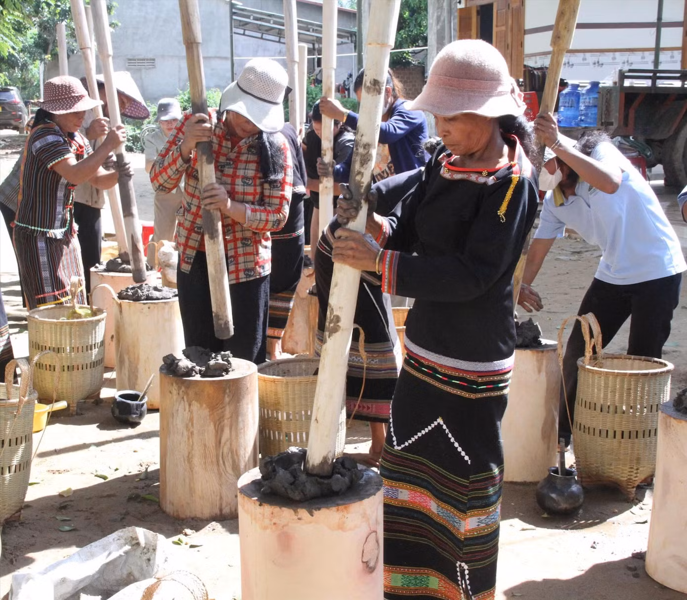 Bà con giã đất sét làm gốm