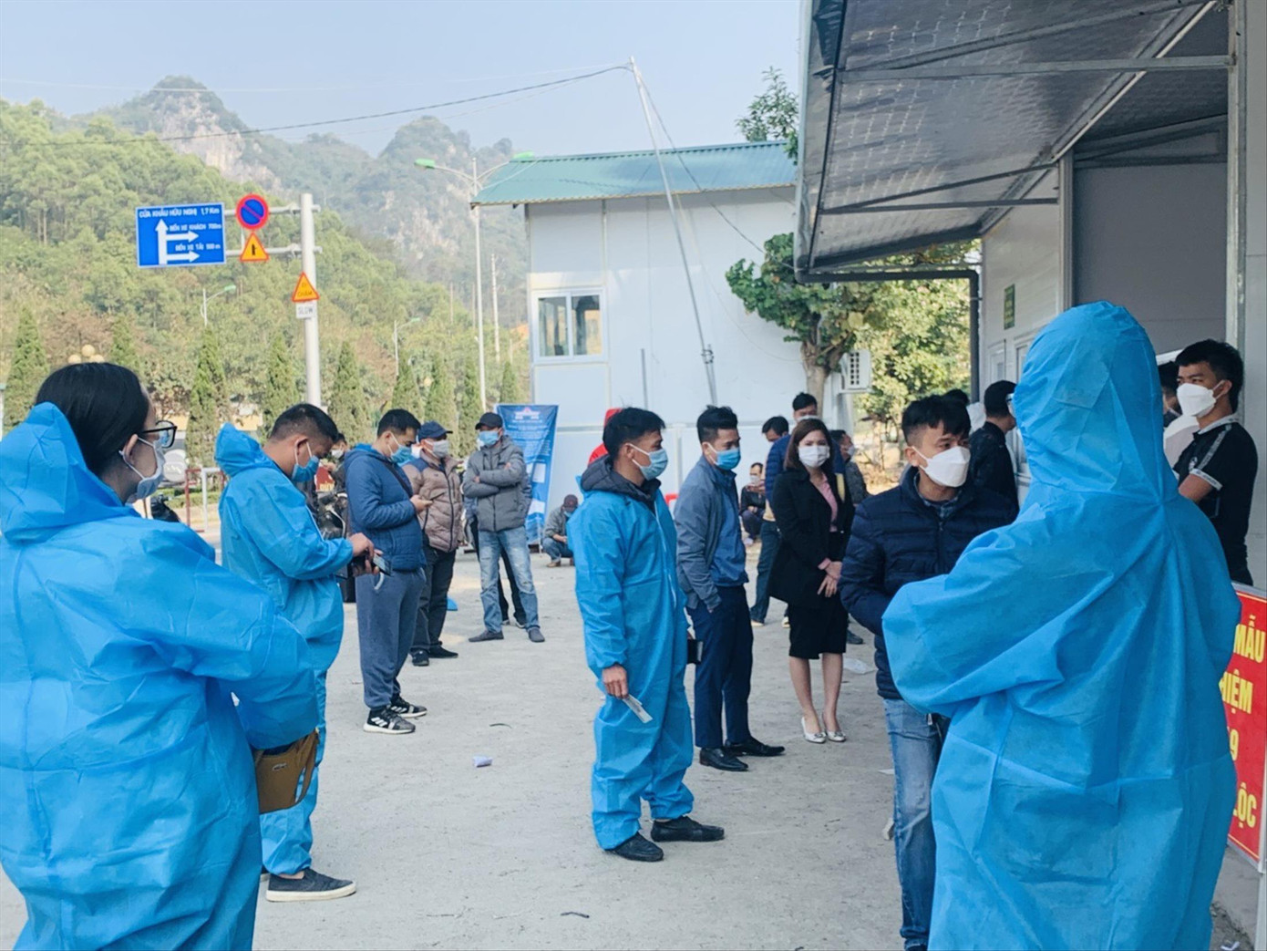 Khách xuất cảnh chờ làm thủ tục xét nghiệm COVID-19 Khách xuất cảnh chờ làm thủ tục xét nghiệm COVID-19