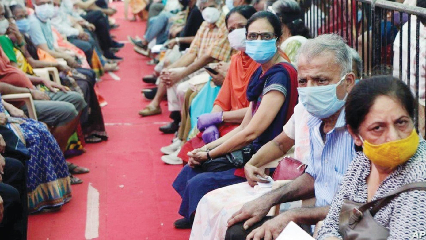 Dân chúng Ấn Độ xếp hàng chờ tiêm chủng