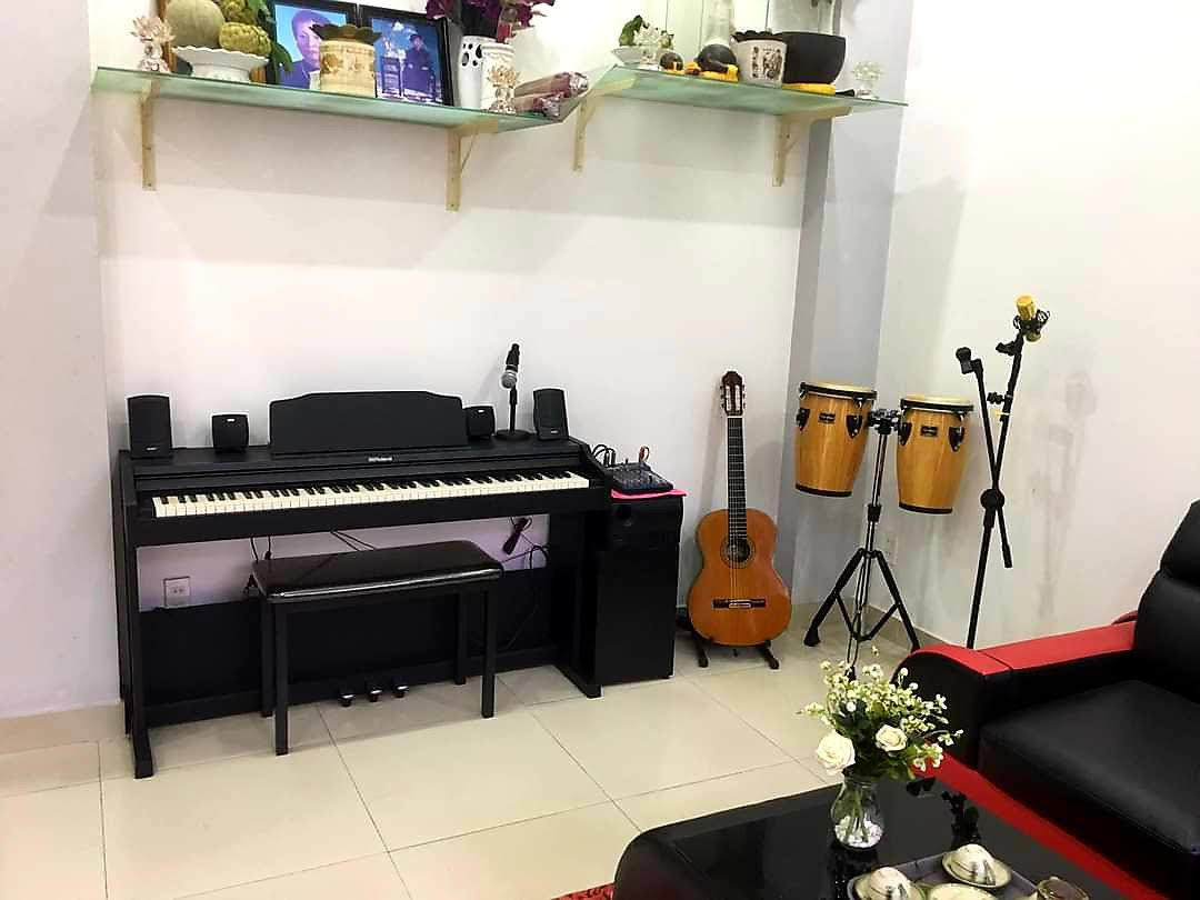 Nhạc sỹ Y Vũ chơi thạo nhiều nhạc cụ