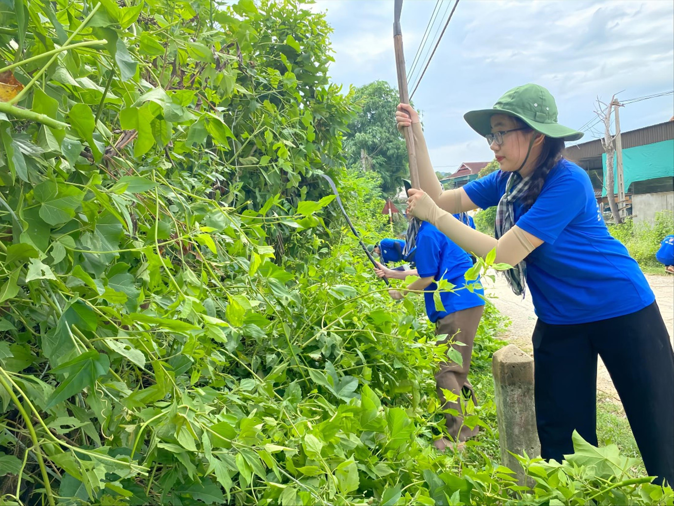Bạn Nguyễn Khánh Linh, sinh viên Trường ĐH Vinh tham gia phát quang, dọn dẹp vệ sinh đường liên bản ở xã Châu Hạnh, huyện Quỳ Châu, Nghệ An Bạn Nguyễn Khánh Linh, sinh viên Trường ĐH Vinh tham gia phát quang, dọn dẹp vệ sinh đường liên bản ở xã Châu Hạnh, huyện Quỳ Châu, Nghệ An