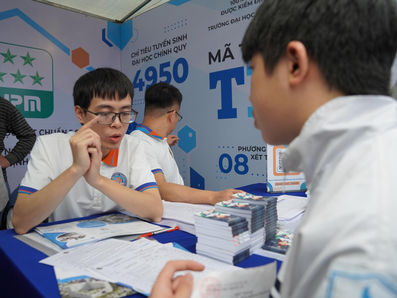 Thí sinh tìm hiểu thông tin tuyển sinh ĐH Ảnh: TRỌNG QUÂN Thí sinh tìm hiểu thông tin tuyển sinh ĐH Ảnh: TRỌNG QUÂN