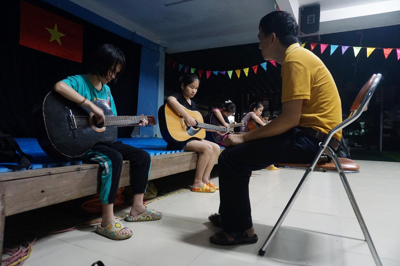 Dù công việc chính ở trường là hỗ trợ kỹ thuật, loa đài nhưng những thế hệ học trò ở Trung tâm đều gọi thầy Ba bằng “thầy” với tấm lòng trân quý Dù công việc chính ở trường là hỗ trợ kỹ thuật, loa đài nhưng những thế hệ học trò ở Trung tâm đều gọi thầy Ba bằng “thầy” với tấm lòng trân quý