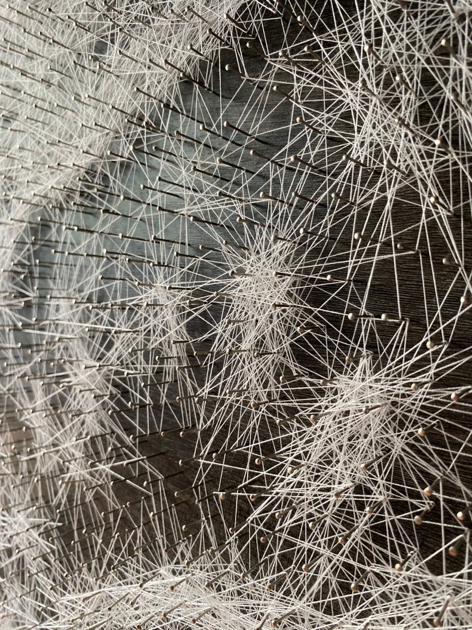 Việc cân chỉnh và căng chỉ sao cho đều và đẹp là công đoạn quan trọng đòi hỏi tập trung và khéo léo Việc cân chỉnh và căng chỉ sao cho đều và đẹp là công đoạn quan trọng đòi hỏi tập trung và khéo léo