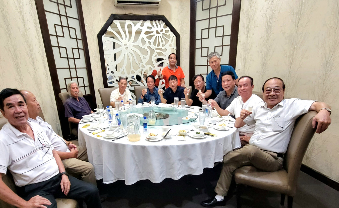 Ông Lưu Đình Triều (bìa trái) trong cuộc hội ngộ bạn bè.