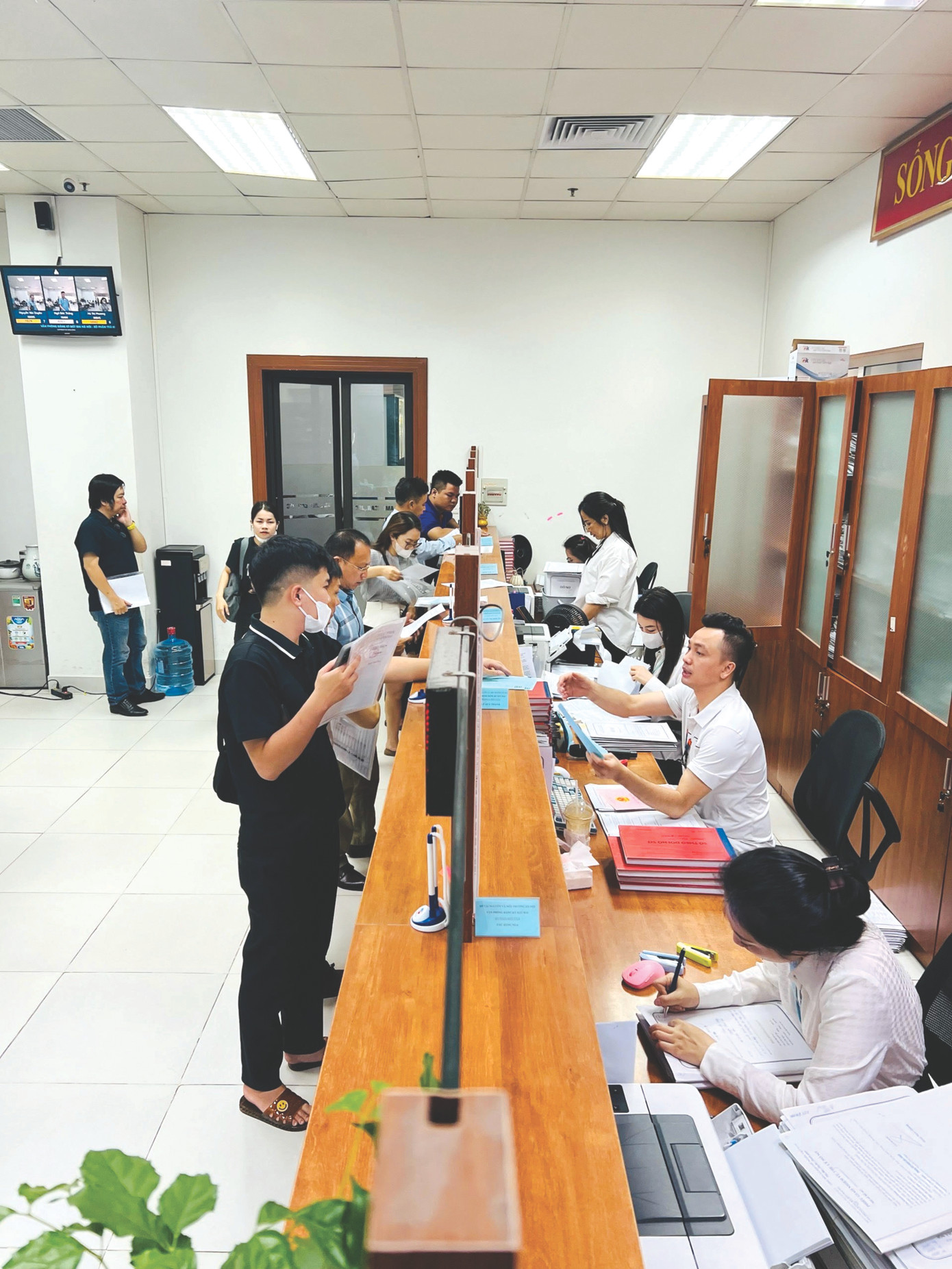 Lực lượng Đoàn thanh niên Văn phòng Đăng ký đất đai Hà Nội phối hợp với Phòng Hành chính- Tổng hợp thực hiện công tác tuyên truyền, hướng dẫn các tổ chức và người dân đăng ký tài khoản, nộp hồ sơ trực tuyến trên hệ thống TTHC thành phố, đảm bảo quy trình thông suốt