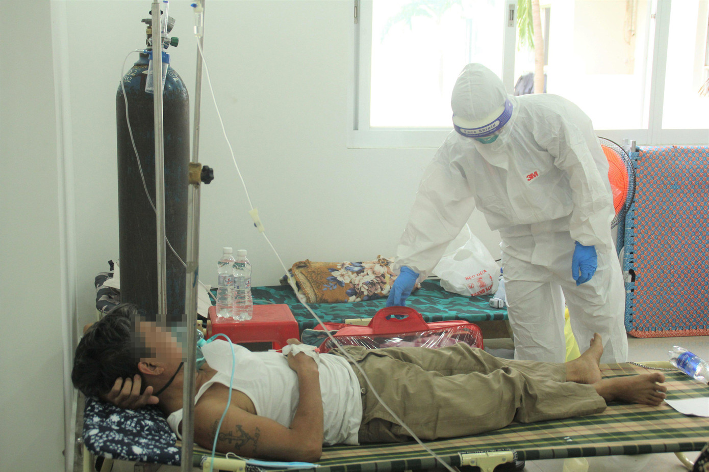 Áp lực quá tải bệnh nhân mắc COVID-19 đè nặng lên vai của đội ngũ y bác sĩ tại các bệnh viện. Ảnh: Vân Sơn Áp lực quá tải bệnh nhân mắc COVID-19 đè nặng lên vai của đội ngũ y bác sĩ tại các bệnh viện. Ảnh: Vân Sơn