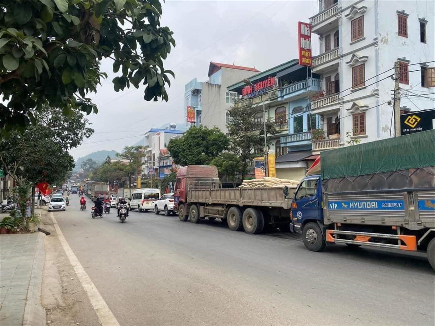 Xe xếp hàng mua xăng dầu ở Sơn La kéo dài hàng km điều chưa bao giờ xảy ra tại đây Ảnh: Nguyễn Bằng