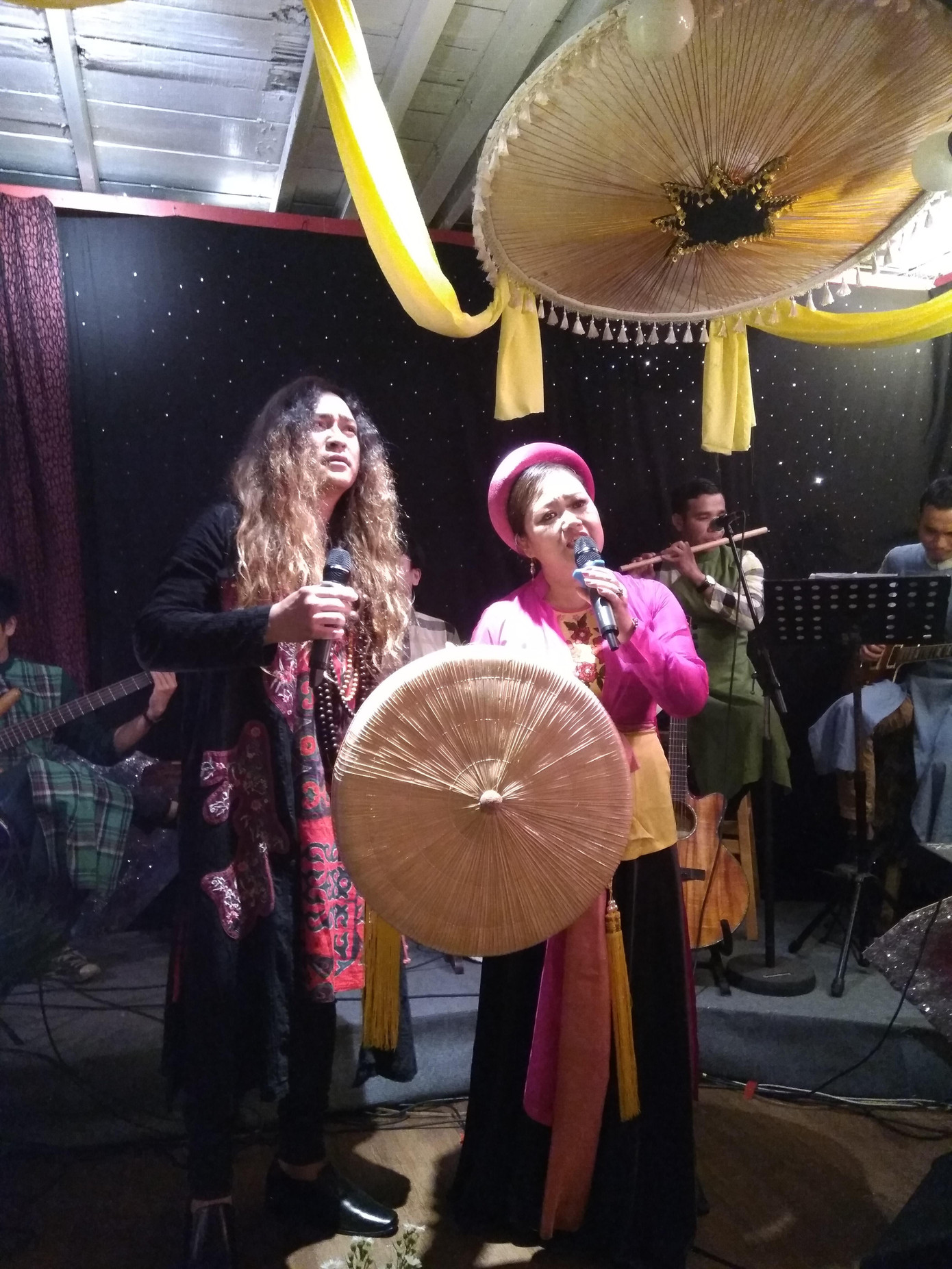 Tây Phong (trái) hát Quan Họ. Ảnh: Trần Nguyễn Anh Tây Phong (trái) hát Quan Họ. Ảnh: Trần Nguyễn Anh