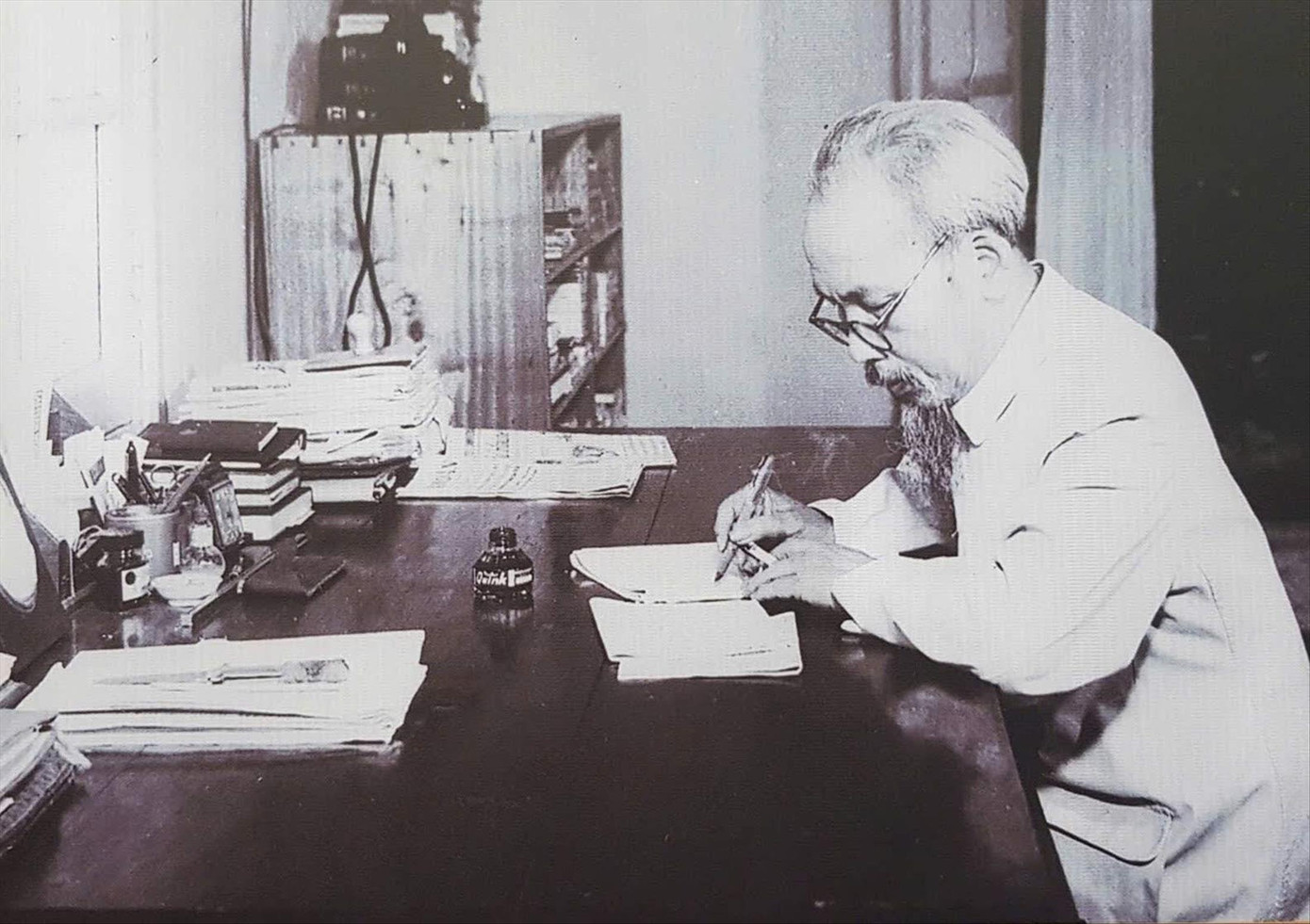 Chủ tịch Hồ Chí Minh tại phòng làm việc trong Khu Phủ Chủ tịch. Ảnh: T.L Chủ tịch Hồ Chí Minh tại phòng làm việc trong Khu Phủ Chủ tịch. Ảnh: T.L