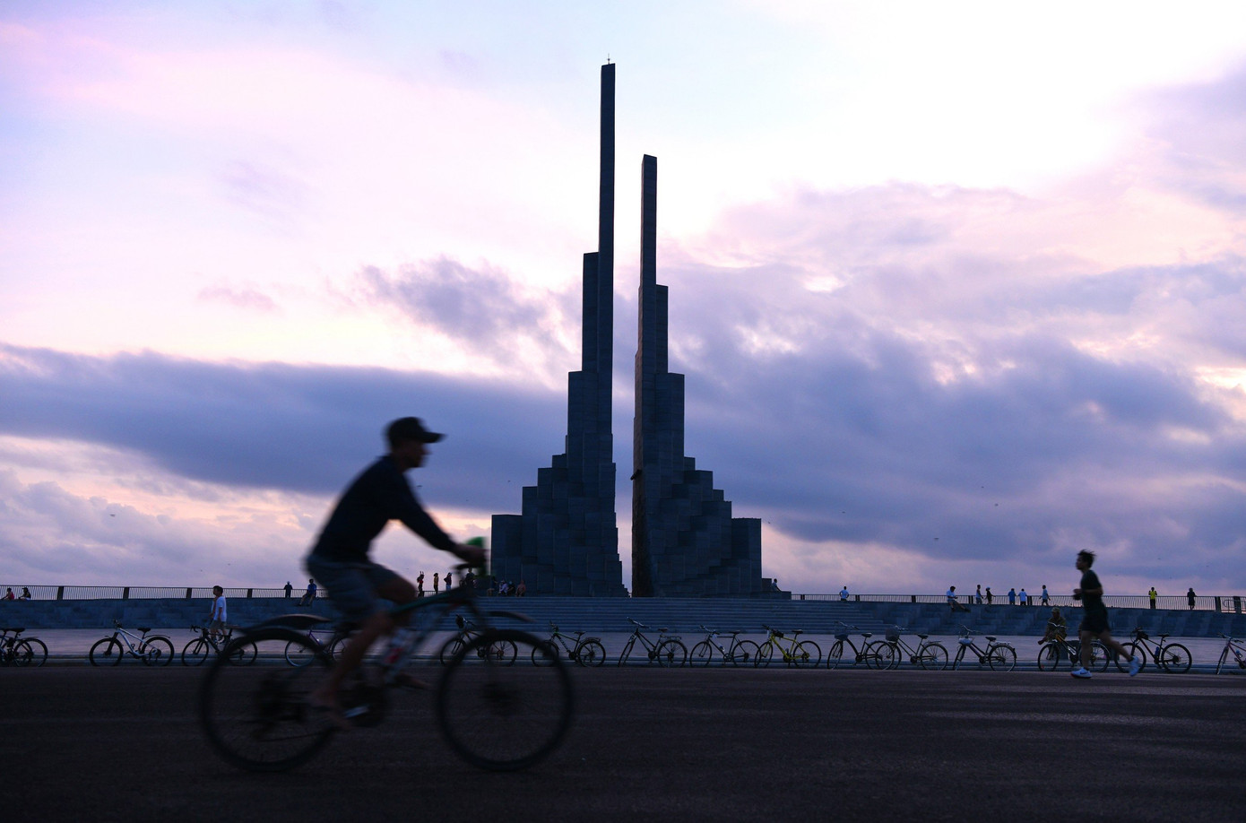 Buổi sáng sớm yên bình ở Quảng trường Nghinh Phong. Ảnh: Như Ý Buổi sáng sớm yên bình ở Quảng trường Nghinh Phong. Ảnh: Như Ý