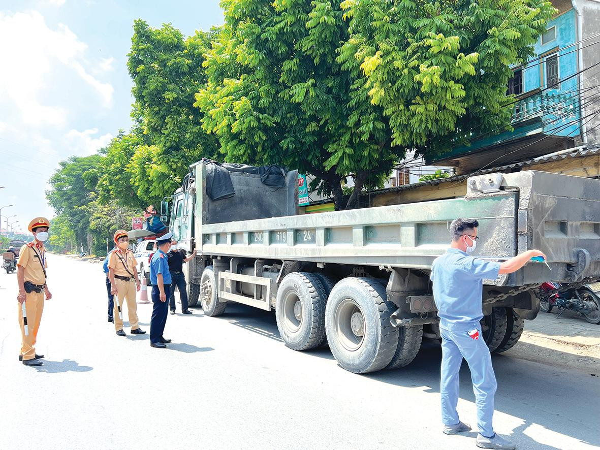 Liên ngành Thanh tra - CSGT Hà Nội kiểm tra kích thước thành thùng xe tải trên đường
