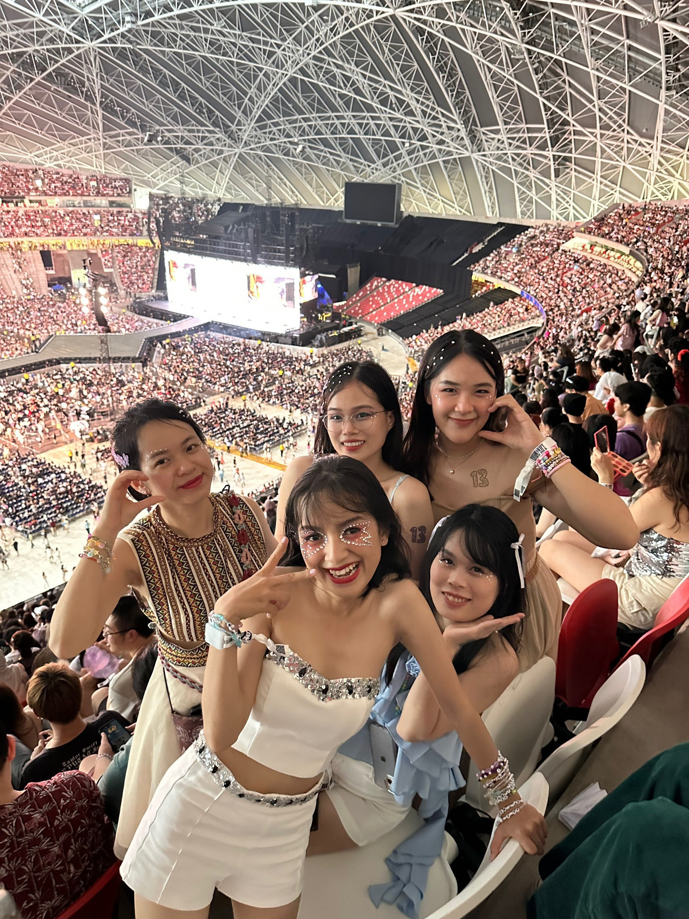 Nhóm của Ninh Trang “đu” Taylor.