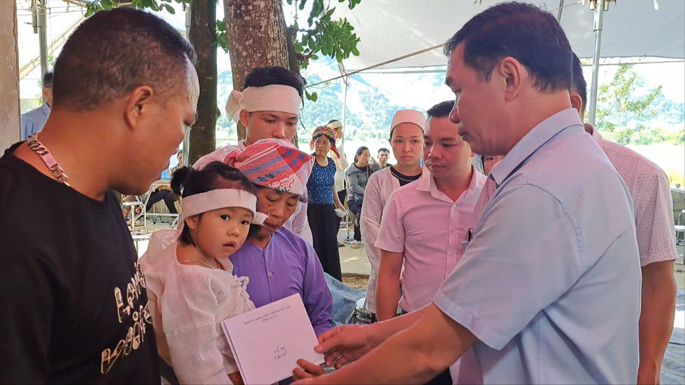 Lãnh đạo huyện Văn Bàn (Lào Cai) đến thăm hỏi động viên hai bà cháu. Lãnh đạo huyện Văn Bàn (Lào Cai) đến thăm hỏi động viên hai bà cháu.