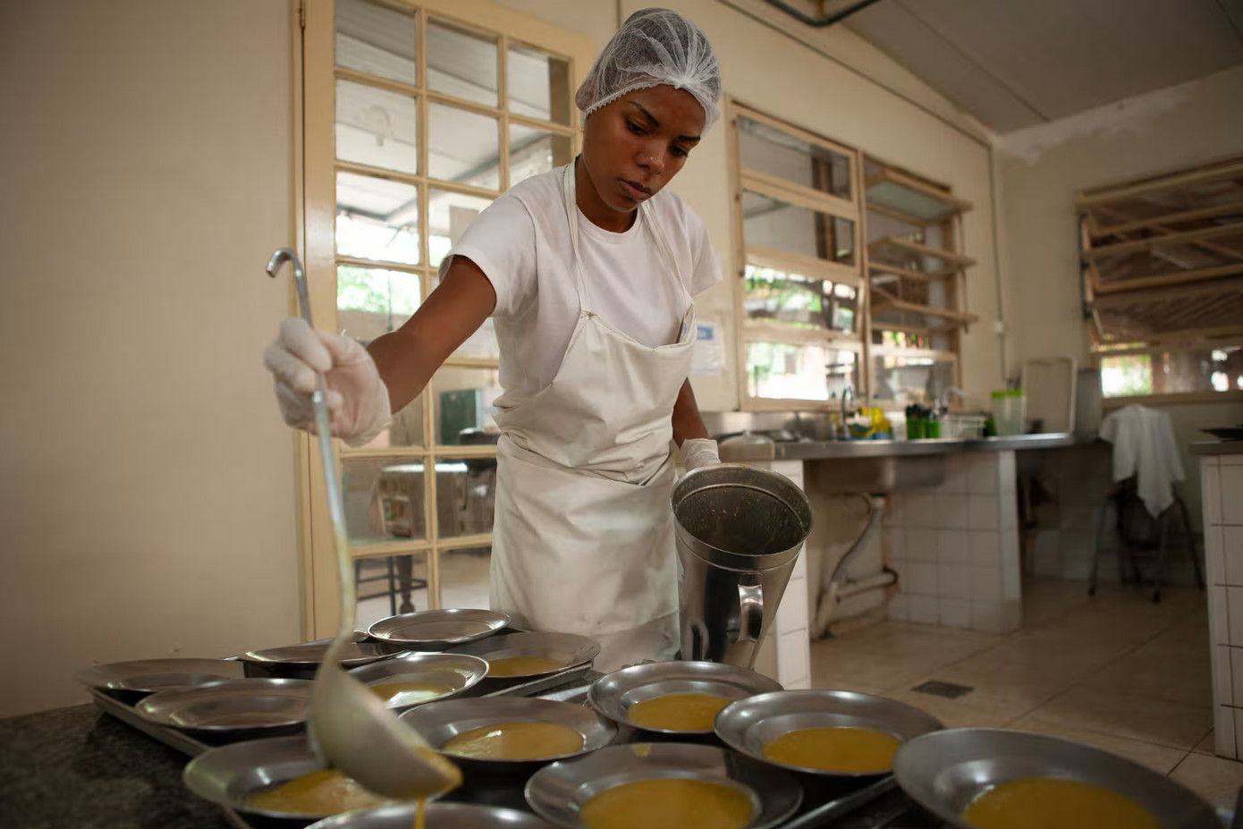 Cô Chayane Martins de Souza chuẩn bị món súp tại nhà trẻ Creche Cardeal Câmara