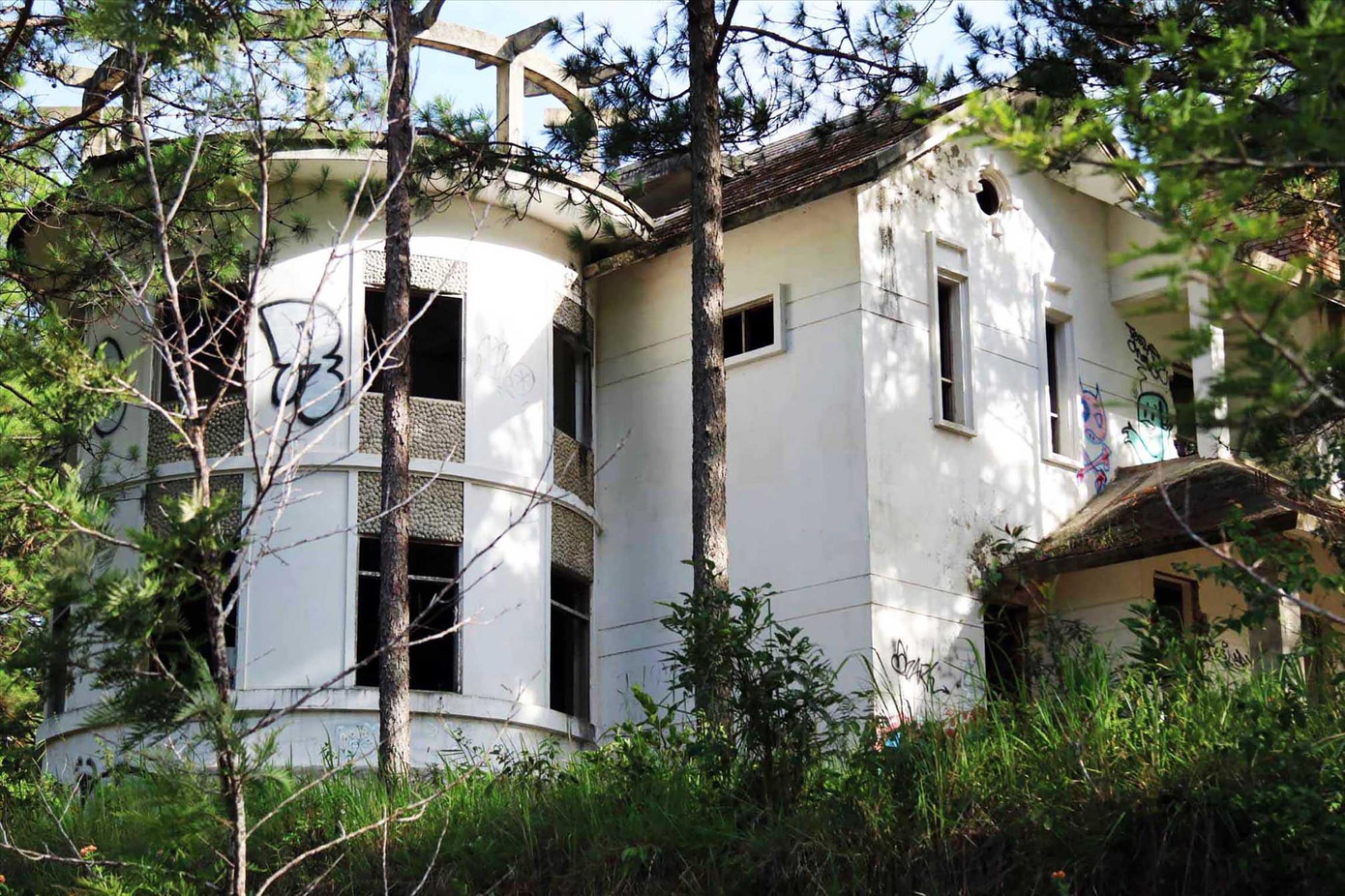 Biệt thự xây dựng dở dang, bỏ hoang nhiều năm ở hồ Tuyền Lâm Biệt thự xây dựng dở dang, bỏ hoang nhiều năm ở hồ Tuyền Lâm